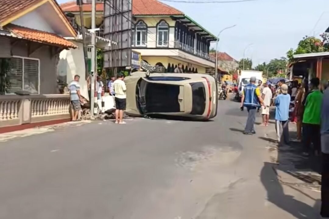 Diduga Mengantuk Mobil HRV Tabrak Tiang Listrik Di Desa Cileuya