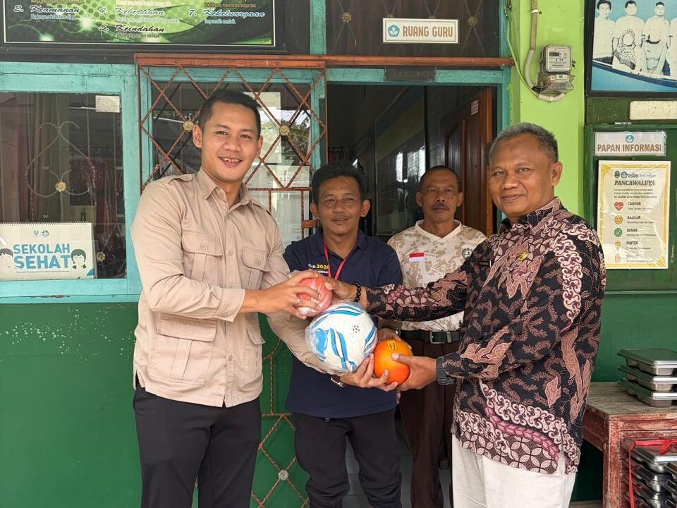 DPC Gerindra Kuningan Salurkan Alat Olahraga ke Garawangi, Bantu Lahirkan Bibit Atlet