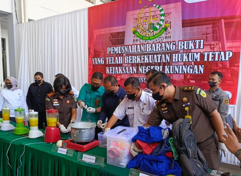 Kejari Kuningan Musnahkan 184 Barang Bukti Dari 39 Perkara Berkekuatan Hukum Tetap